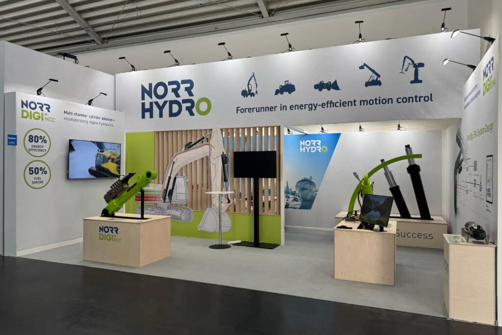 Norrhydron messuosasto Bauma 2025 -tapahtumassa, suunniteltu yhdessä Messuan kanssa; esillä energiatehokkaat hydrauliratkaisut ja moderni visuaalinen ilme.