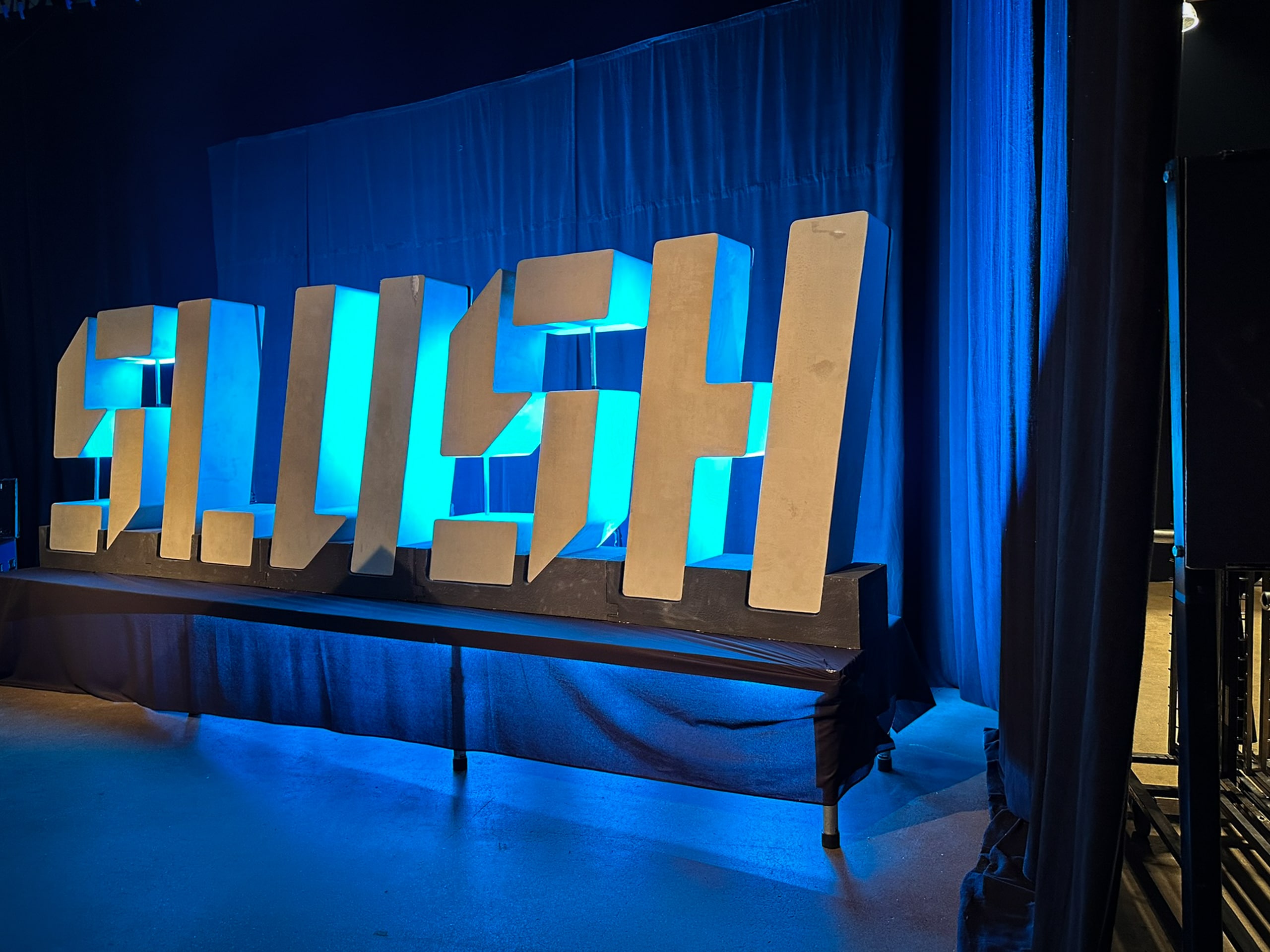 Slush 2024 -tapahtuman valaistu logo Helsingissä, jossa kansainväliset yritykset tulevat näytteilleasettajaksi Suomeen.