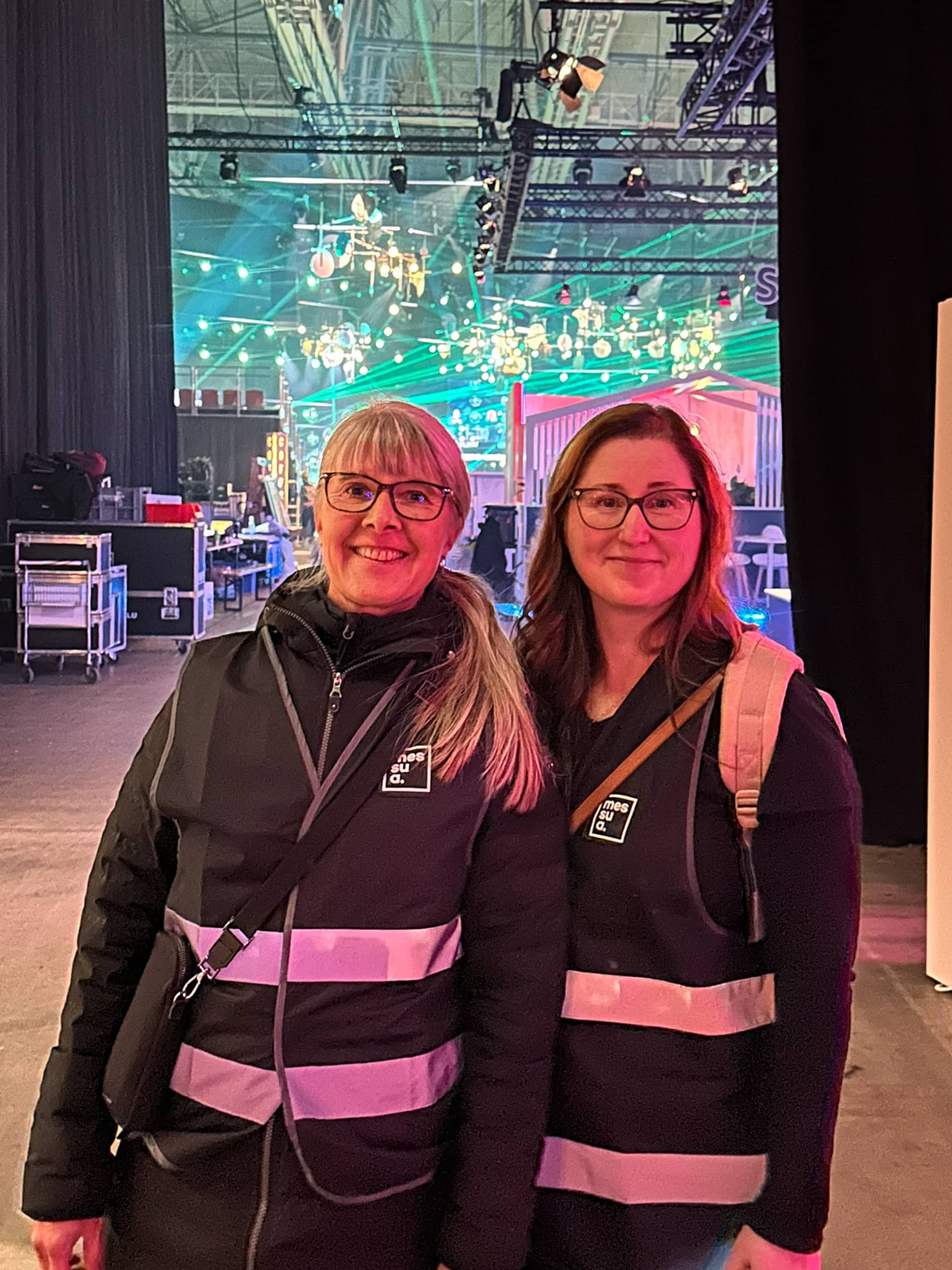 Messua Oy:n Eriikka Kalliokoski ja Maarit Liivamäki-Koivisto hymyilevät kameralle Slush 2024 -tapahtumassa, jossa kansainväliset yritykset saapuvat näytteilleasettajaksi Suomeen.