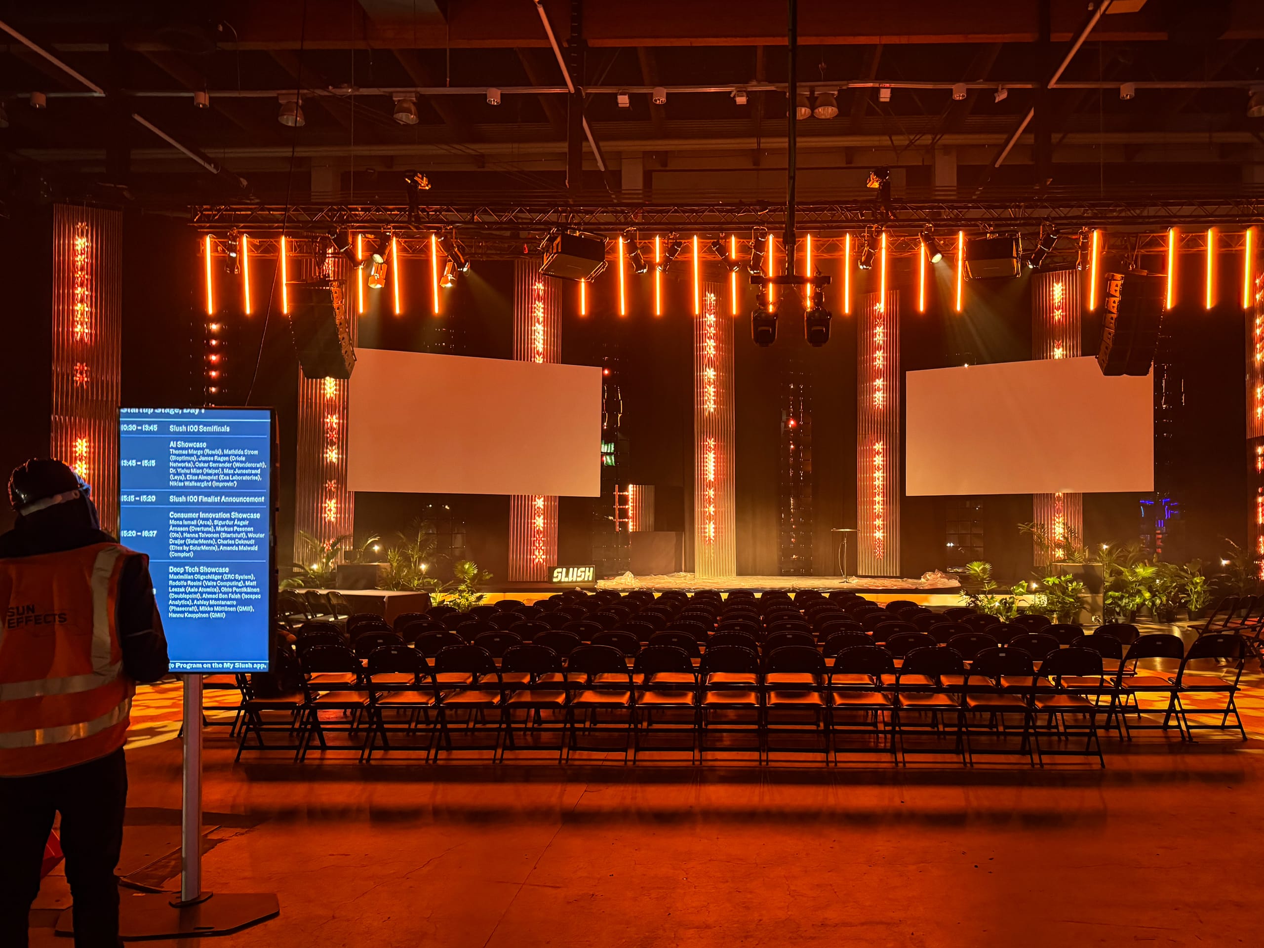 Yleiskuva Slush 2024 -tapahtumasta Helsingissä, jossa kansainväliset yritykset saapuvat näytteilleasettajaksi Suomeen teknologia-alan huipputapahtumaan.