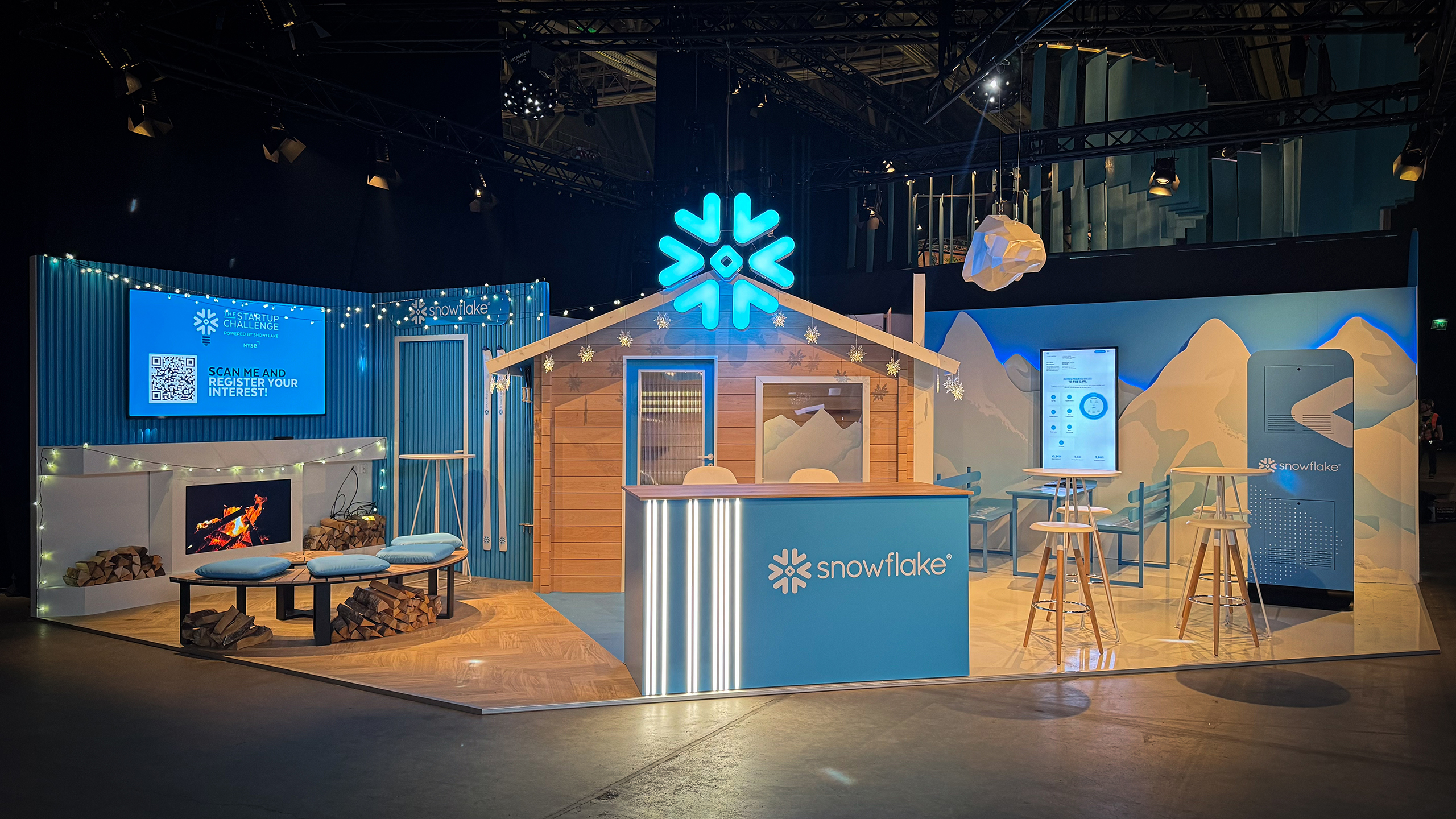 Snowflake-yrityksen näyttävä After Ski -henkinen messuosasto Slush 2024 -tapahtumassa Helsingissä, jossa yritys oli saapunut näytteilleasettajaksi Suomeen.